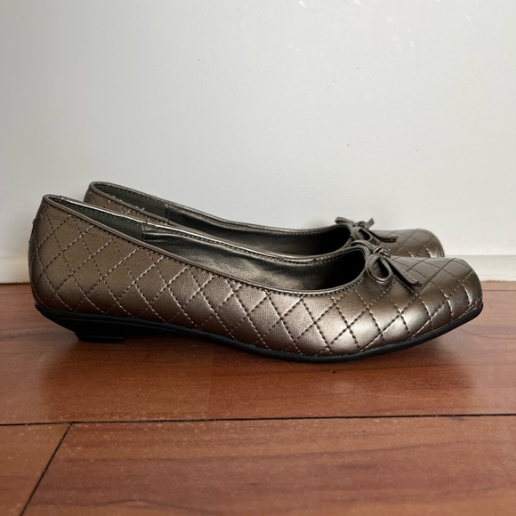 TRADITION Metallic Ballet Bow Flats. - Picture 6 of 12